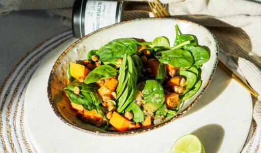 Crunchy Süßkartoffelsalat mit Spinat