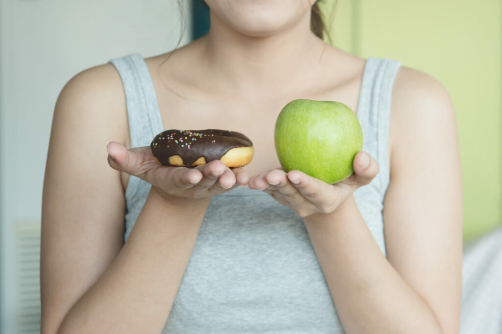 Wahl zwischen gesundem und ungesundem Essen