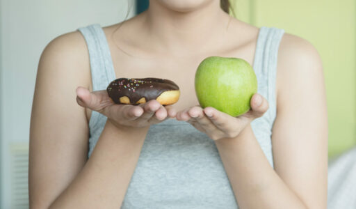 Wahl zwischen gesundem und ungesundem Essen